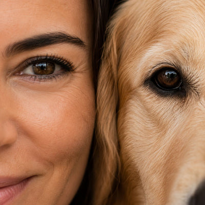Primer plano de una mujer junto a su perro golden retriever, representando el vínculo con nuestra mejor mitad.